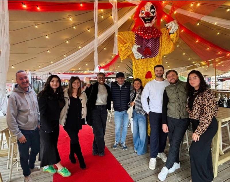 L'équipe Jalis Toulouse au grand complet devant le décor Halloween impressionnant de La Ville En Rose à Colomiers, lors de la visite de Bruno, notre directeur de région.