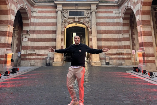 Amir bras ouvert prêt à travailler avec ses clients et prospects a Toulouse 